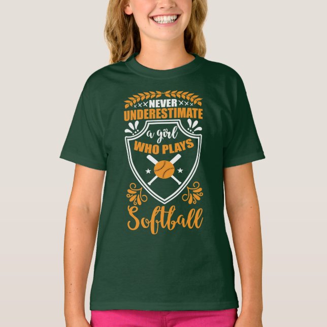 Camiseta Nunca Subestimes A Un Chica Que Juega Softball (Anverso)