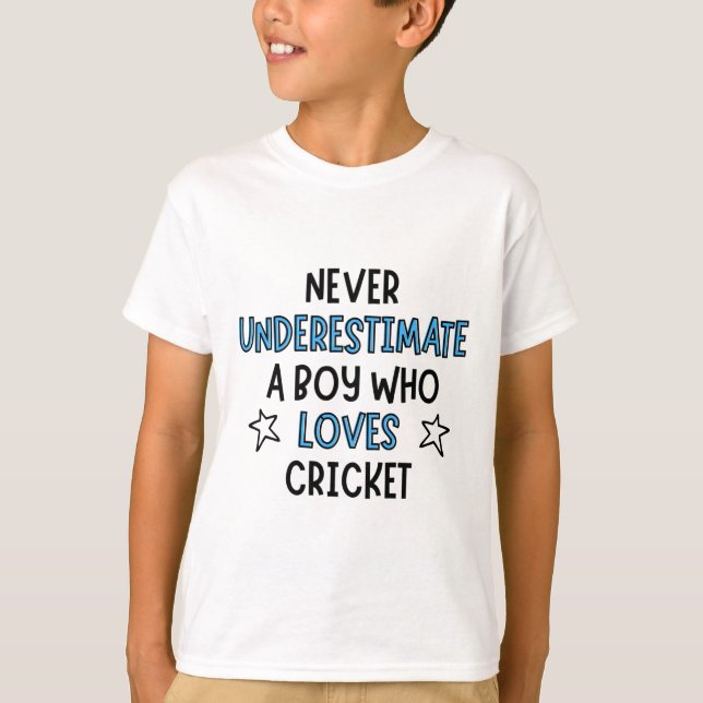 Camiseta Nunca subestimes a un chico que ama el críquet. (Anverso)