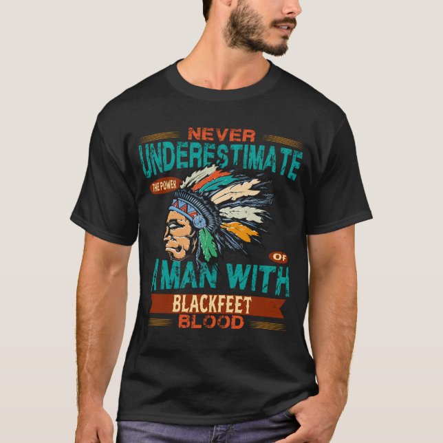 Camiseta Nunca subestimes a un hombre con sangre negra (Anverso)