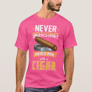 Camiseta Nunca Subestimes A Un Hombre Mayor Con Un Cigarro