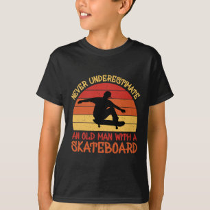 Camiseta Nunca Subestimes a un Hombre Mayor con un Skateboa