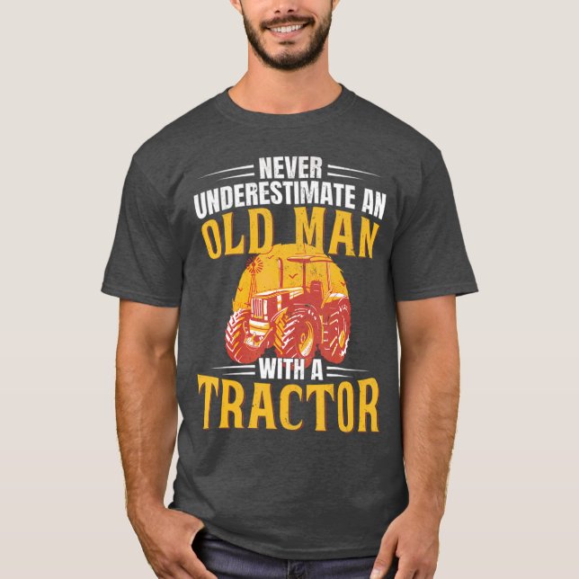 Camiseta Nunca Subestimes A Un Hombre Mayor Con Un Tractor  (Anverso)