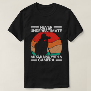 Camiseta Nunca Subestimes a un Hombre Mayor con una Cámara