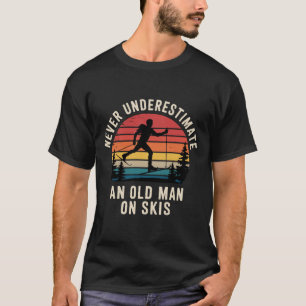 Camiseta Nunca Subestimes a un Hombre Mayor en un Viaje de