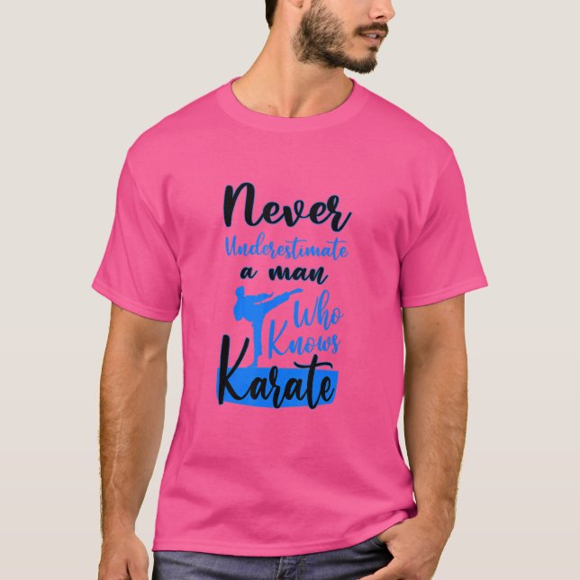 Camiseta Nunca Subestimes A Un Hombre Mayor Que Conoce El K (Anverso)