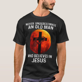 Camiseta Nunca Subestimes A Un Hombre Mayor Que Cree En Jes