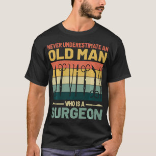 Camiseta Nunca Subestimes a un Hombre Mayor Que Es Cirujano