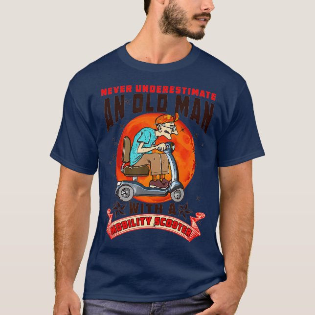 Camiseta Nunca Subestimes A Un Hombre Mayor Que Moviliza A  (Anverso)