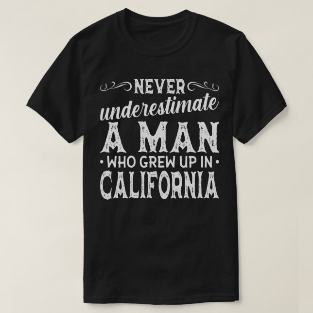 Camiseta Nunca Subestimes A Un Hombre Que Creció En Califor (Diseño del anverso)