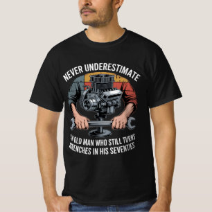 Camiseta Nunca Subestimes a un Hombre que Todavía Gira Llav