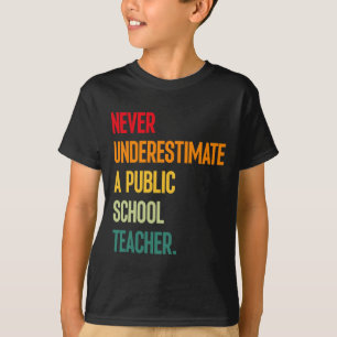 Camiseta Nunca Subestimes a un Maestro de Escuela Pública -