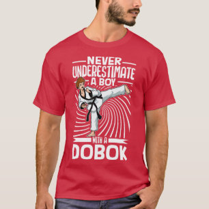 Camiseta Nunca subestimes a un niño en Dobok Hapkido
