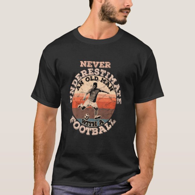 Camiseta Nunca Subestimes A Un Viejo Con Un Fútbol (Anverso)