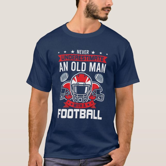 Camiseta Nunca Subestimes A Un Viejo Con Un Fútbol (Anverso)
