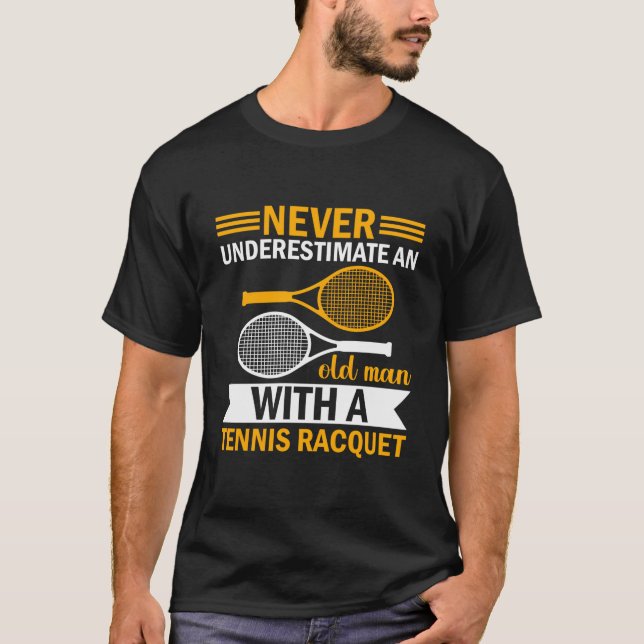 Camiseta Nunca Subestimes A Un Viejo Con Un Racqu De Tenis (Anverso)