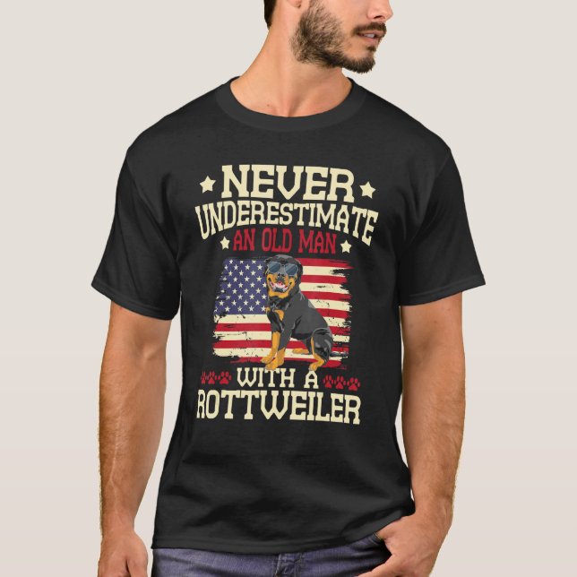 Camiseta Nunca Subestimes A Un Viejo Con Un Rottweiler - (Anverso)