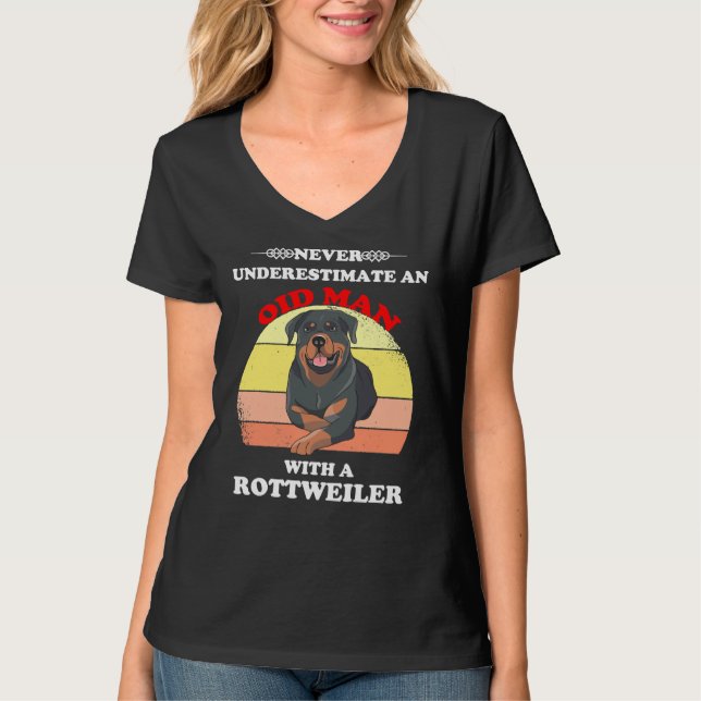 Camiseta Nunca Subestimes A Un Viejo Con Un Rottweiler 2 (Anverso)