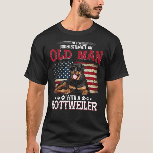 Camiseta Nunca Subestimes A Un Viejo Con Un Rottweiler 3 (Anverso)