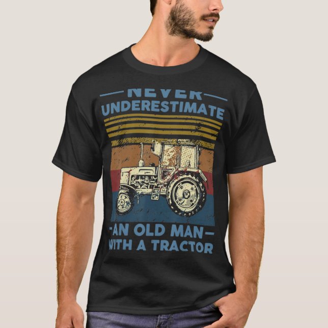 Camiseta Nunca Subestimes A Un Viejo Con Un Tractor Lejos (Anverso)