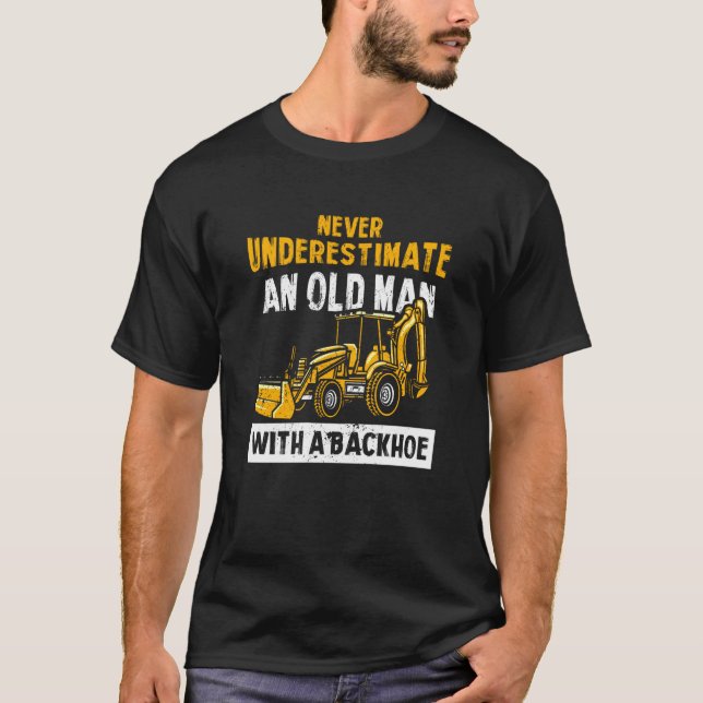 Camiseta Nunca Subestimes A Un Viejo Con Una Exca De La Bac (Anverso)