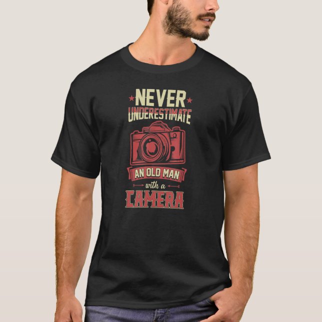 Camiseta Nunca Subestimes A Un Viejo Con Una Foto De Cámara (Anverso)