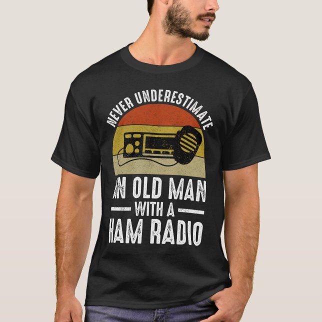 Camiseta Nunca Subestimes A Un Viejo Con Una Radio De Jamón (Anverso)