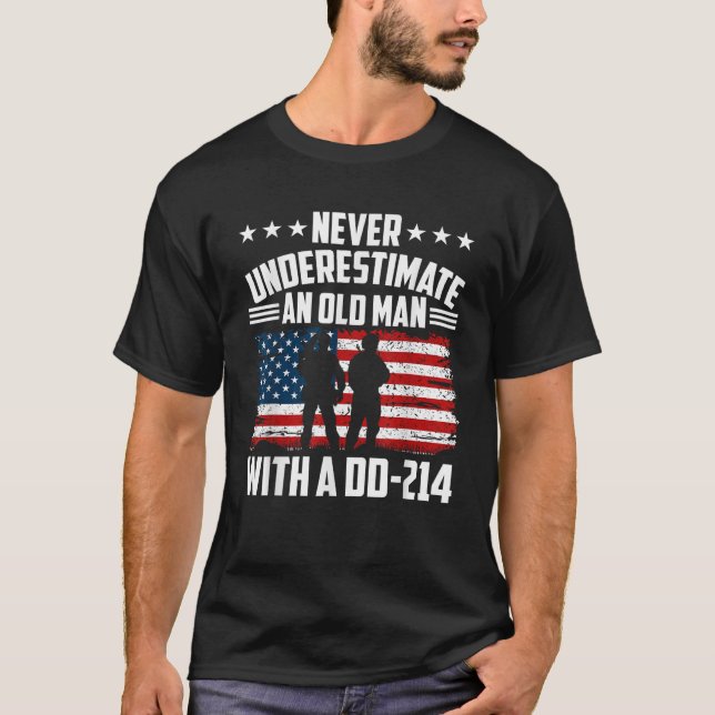 Camiseta Nunca Subestimes A Un Viejo Con Una Vetera Dd214 (Anverso)