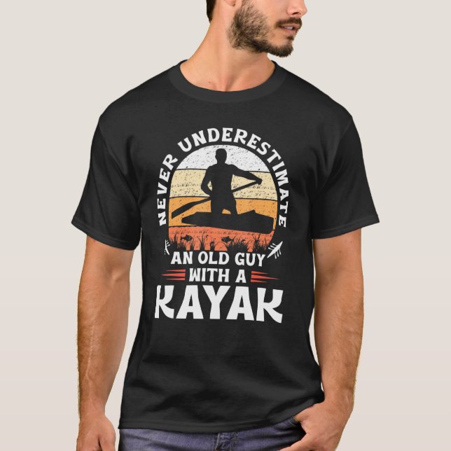 Camiseta Nunca Subestimes A Un Viejo Hombre Con Un Kayak (Anverso)