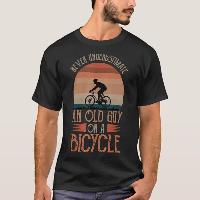 Camiseta Nunca Subestimes A Un Viejo Hombre En Un Ciclismo  (Anverso)