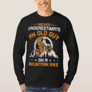 Camiseta Nunca subestimes a un viejo hombre en un coche de