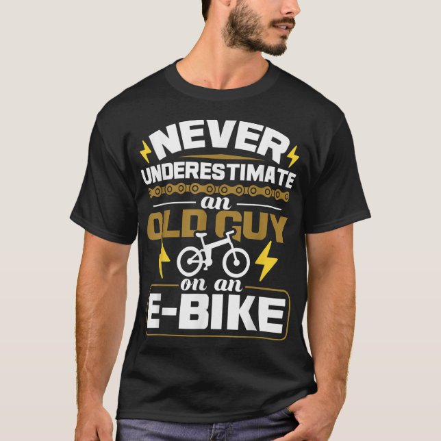 Camiseta Nunca Subestimes A Un Viejo Hombre En Un E-Bike (Anverso)