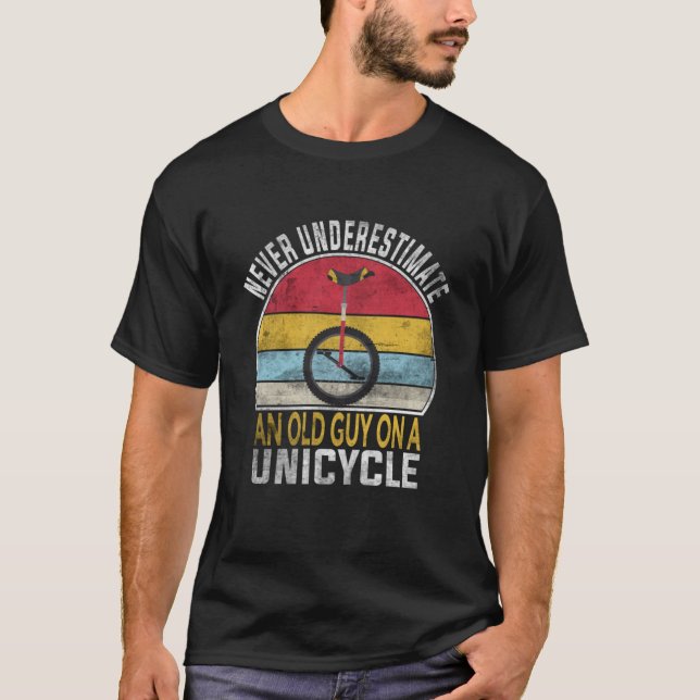 Camiseta Nunca Subestimes A Un Viejo Hombre En Un Funny Uni (Anverso)