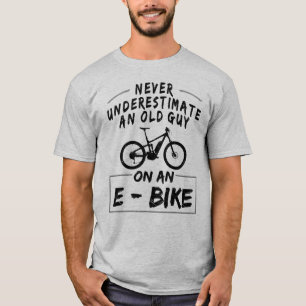Camiseta ¡Nunca Subestimes A Un Viejo Hombre En Una Bicicle