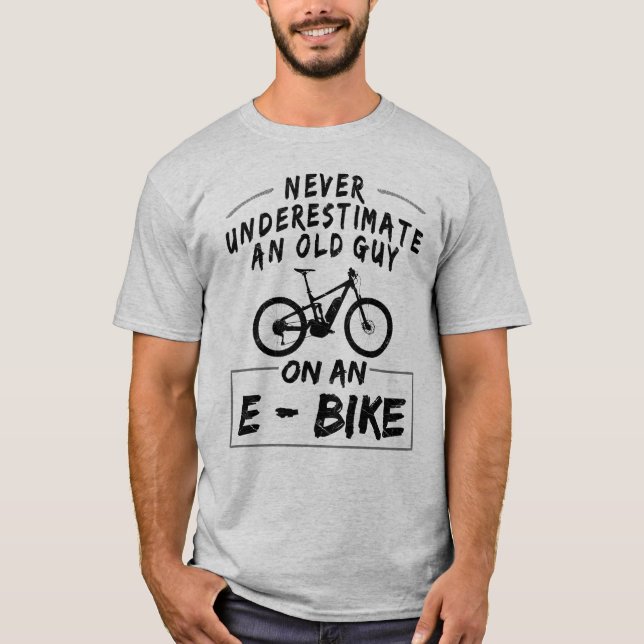 Camiseta ¡Nunca Subestimes A Un Viejo Hombre En Una Bicicle (Anverso)