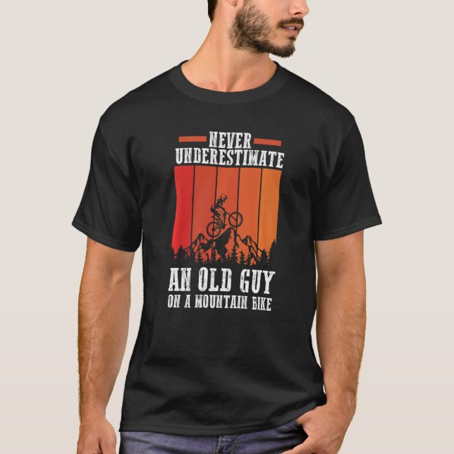 Camiseta Nunca Subestimes A Un Viejo Hombre En Una Biciclet (Anverso)