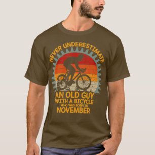 Camiseta Nunca Subestimes A Un Viejo Hombre En Una Etiqueta