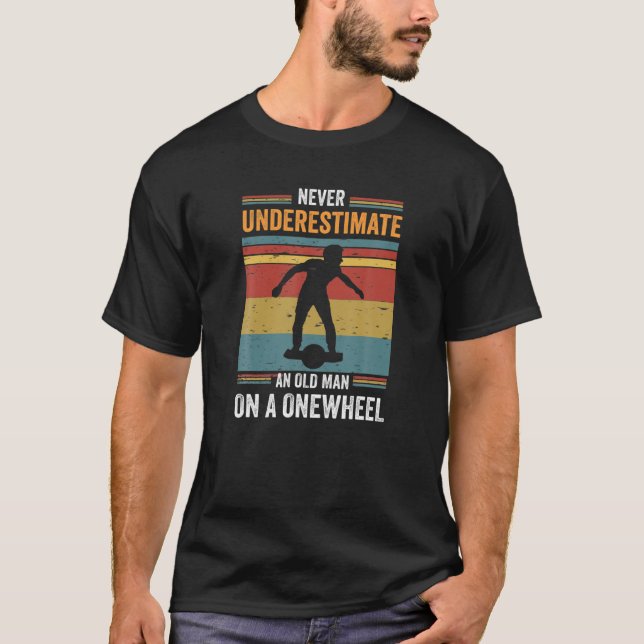 Camiseta Nunca Subestimes A Un Viejo Hombre En Una Moneda (Anverso)