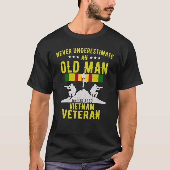 Camiseta Nunca Subestimes A Un Viejo Hombre Veterano De Vie (Anverso)