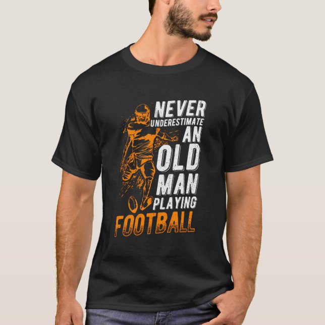 Camiseta Nunca Subestimes A Un Viejo Jugando Fútbol Por Fav (Anverso)