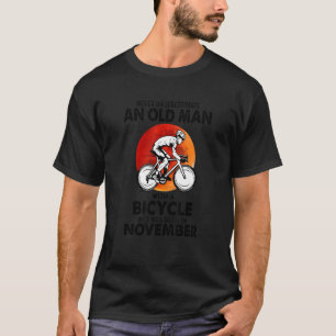 Camiseta Nunca Subestimes A Un Viejo Noviembre Con Una Bic