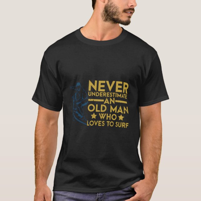 Camiseta Nunca Subestimes A Un Viejo Que Ama A Surf S (Anverso)