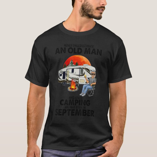 Camiseta Nunca Subestimes A Un Viejo Que Ama Camping S (Anverso)