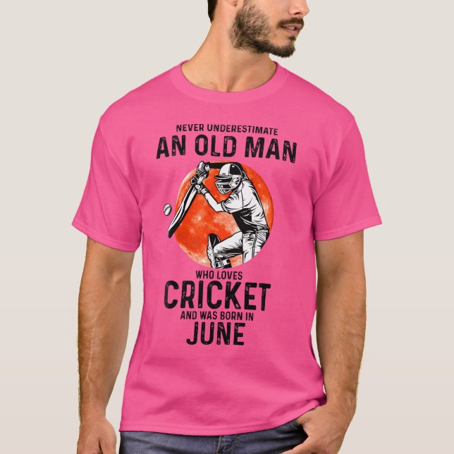 Camiseta Nunca Subestimes A Un Viejo Que Ama El Cricket J (Anverso)