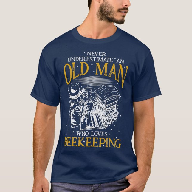 Camiseta Nunca Subestimes A Un Viejo Que Ama La Novedad (Anverso)