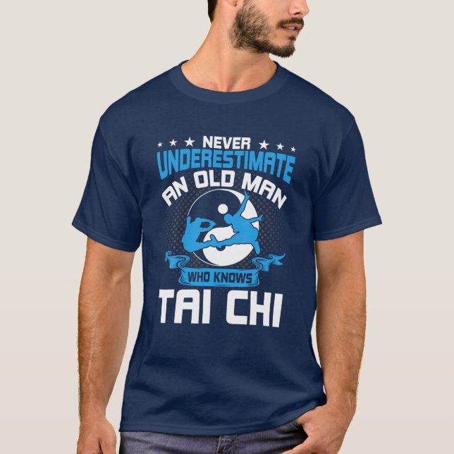 Camiseta Nunca Subestimes A Un Viejo Que Conoce Tai Chi (Anverso)