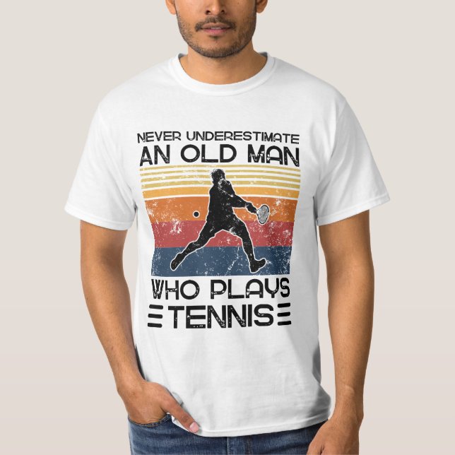 Camiseta Nunca Subestimes A Un Viejo Que Juega Tenis (Anverso)