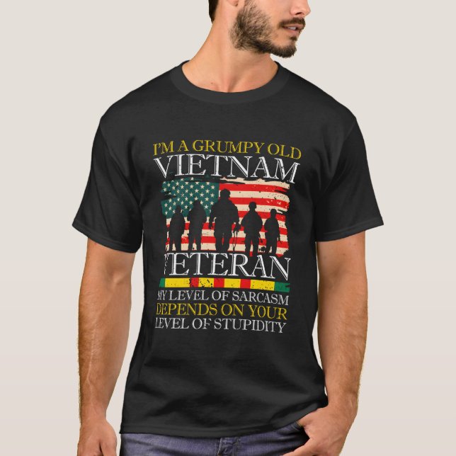 Camiseta Nunca Subestimes A Un Viejo Que También Es Vietnam (Anverso)