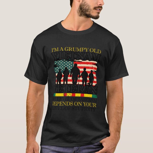 Camiseta Nunca Subestimes A Un Viejo Que También Es Vietnam (Anverso)