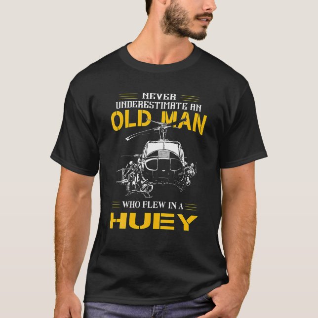 Camiseta Nunca Subestimes A Un Viejo Que Voló En Un Huey (Anverso)