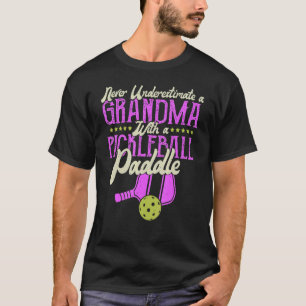 Camiseta Nunca subestimes a una abuela con una bola de pelo